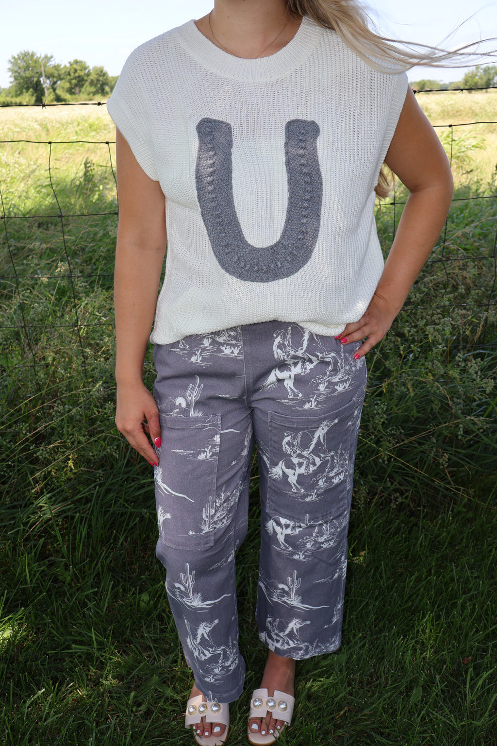 Wild West - Crochet Horseshoe - White and Gray - Knit short sleeved sweater
