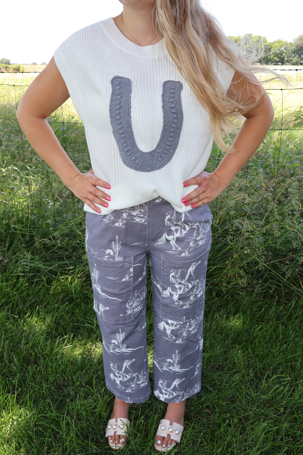 Wild West - Crochet Horseshoe - White and Gray - Knit short sleeved sweater